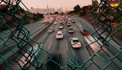 九游官网-战术的较量：两位教练在场边互相博弈，战术大师 教练