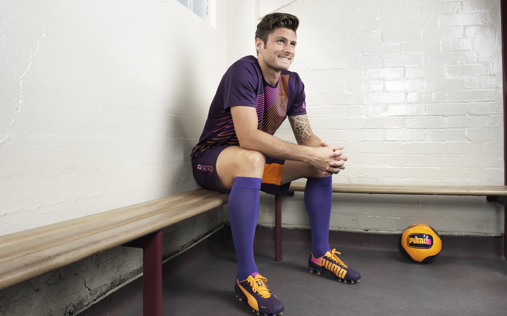 九游体验-五大联赛是否普遍采用前场控球后中路传递提速战术，控球前锋