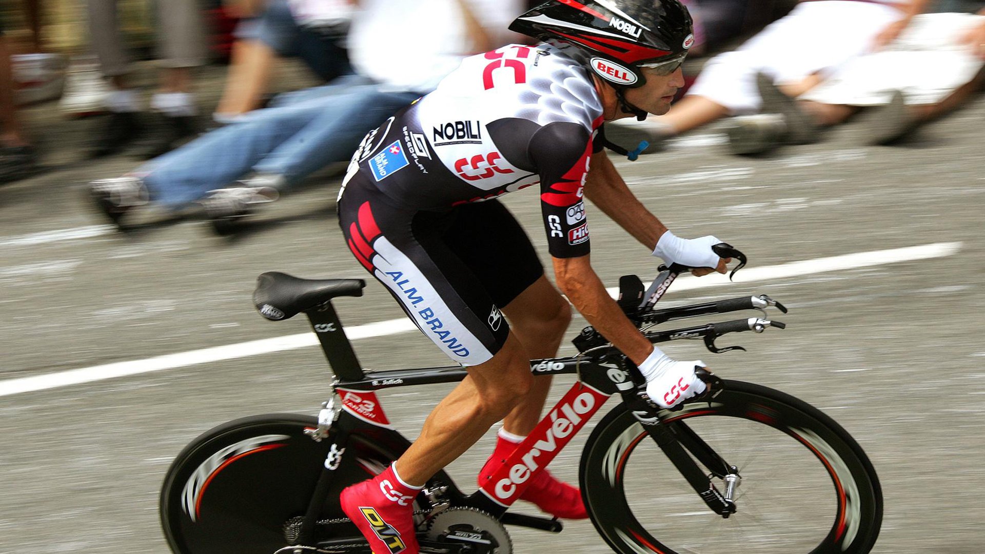 _城市天际线越野：穿越建筑群的极速挑战_，城市天际线穿过铁路